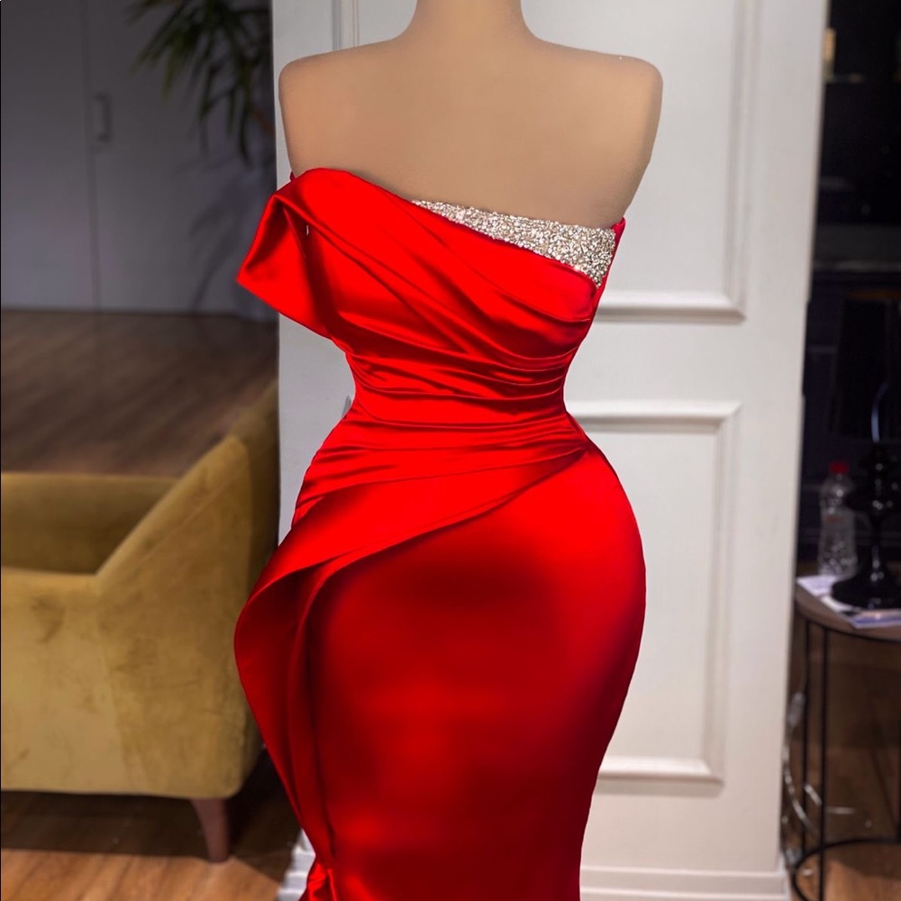 Valdrinsahiti gown, red